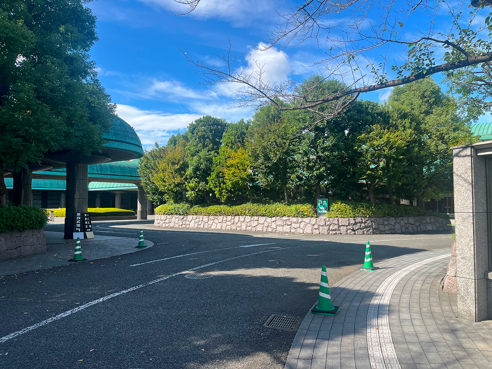 府中の森市民聖苑の正面入り口