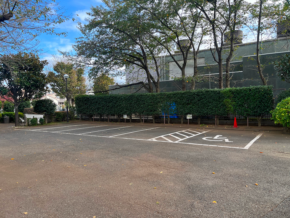 立川市斎場の駐車場